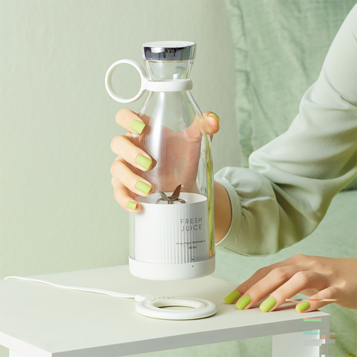 Smoothie Blender, wireless blender for fruit smoothies, Portable smoothie maker, Gym use smoothies rechargeable